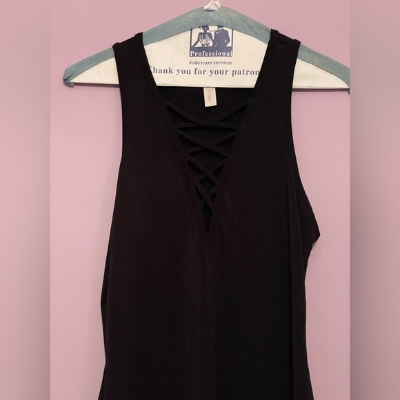 Black fitted tank top with lace up detail - Picture 1 of 3